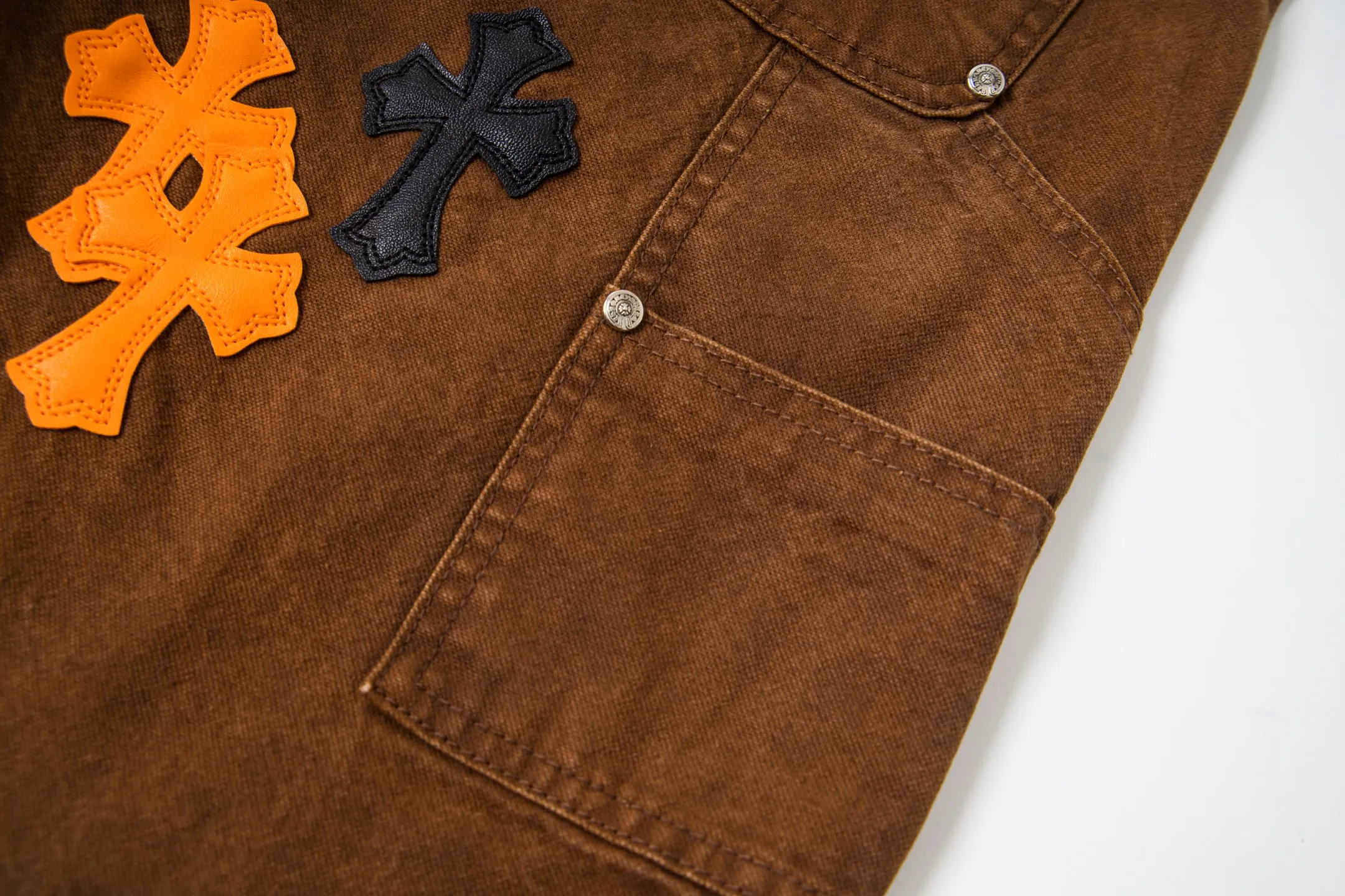 P310 💰 (Top version) Chrome Hearts brown logging orange multi-leather jeans. Multi-leather standard workwear jeans and ch jeans need to be washed and then disassembled and hand-stitched with sheepskin cross leather and then spliced to complete. The whole process is too many to explain. About Chrome Hearts This is an extremely luxurious fashion brand that can also be called the aristocrat of the high street. It has always been an exclusive brand for some hipsters or the rich second generation. Compared with ordinary high streets, it is more luxurious and noble. Compared with luxury brands, it has a more fashionable personality. It has always been a brand that I have a special liking for. Color: Brown Size: 28-30-32-34-36 (corresponding to S-M-L-XL-XXL)